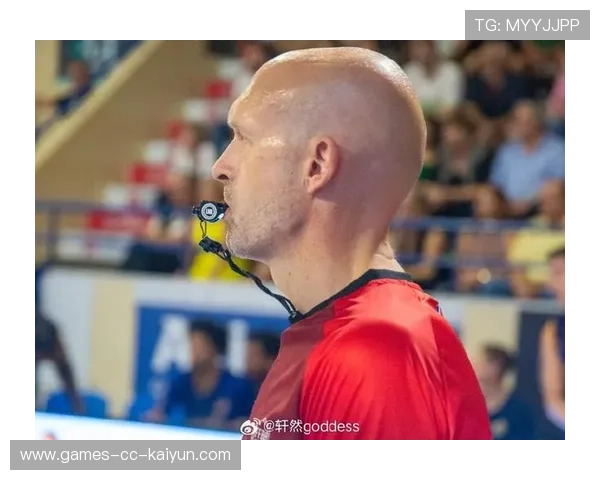 篮球少年隔扣长人!裁判都看愣 篮球少年隔扣长人!裁判都看愣