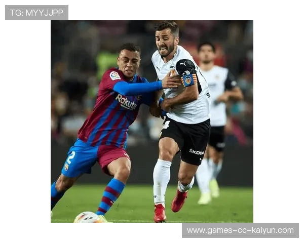 巴萨中路短传渗透前锋一蹴而就破网得分：足球艺术的绝妙表现